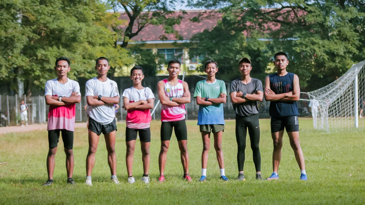 Tim pelari N6 sedang berlatih di lapangan